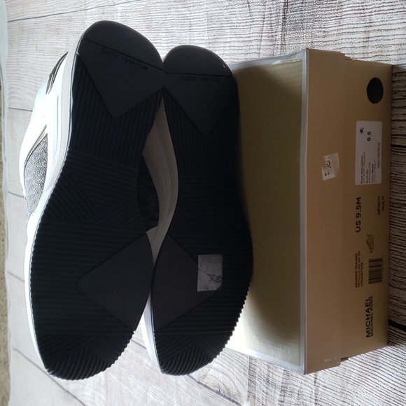 Michael Kors Georgie Trainer 9.5 in opwht multi. Available in different sizes - Picture 6 of 6